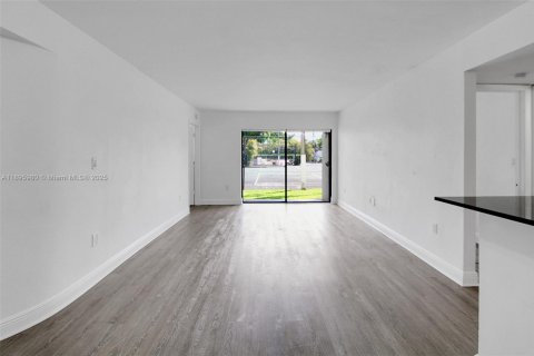 Condominio en venta en Hialeah, Florida, 2 dormitorios, 90.67 m2 № 1952026 - foto 8