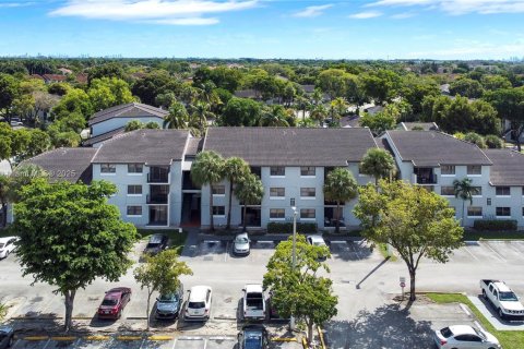 Condominio en venta en Hialeah, Florida, 2 dormitorios, 90.67 m2 № 1952026 - foto 1