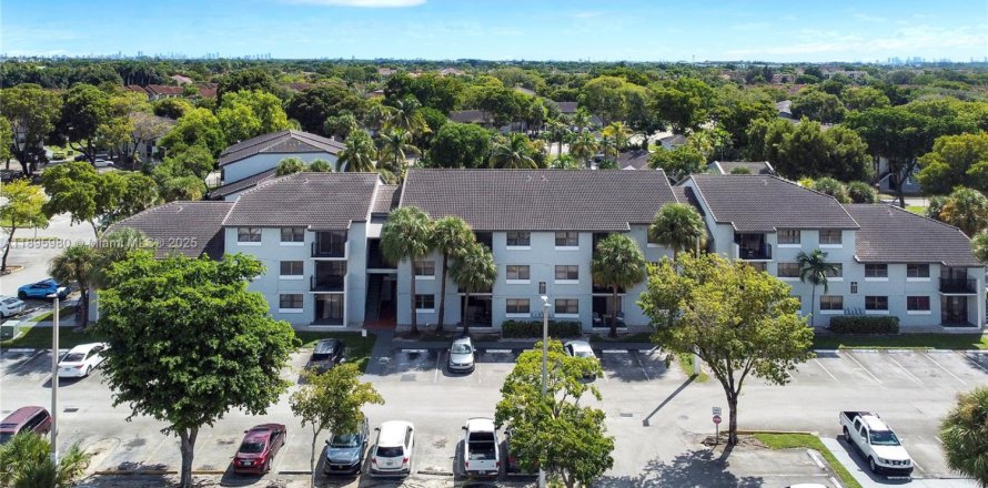 Condominio en Hialeah, Florida, 2 dormitorios  № 1952026