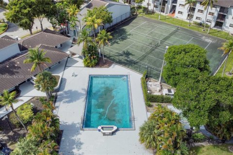 Condominio en venta en Hialeah, Florida, 2 dormitorios, 90.67 m2 № 1952026 - foto 6