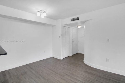 Condominio en venta en Hialeah, Florida, 2 dormitorios, 90.67 m2 № 1952026 - foto 10