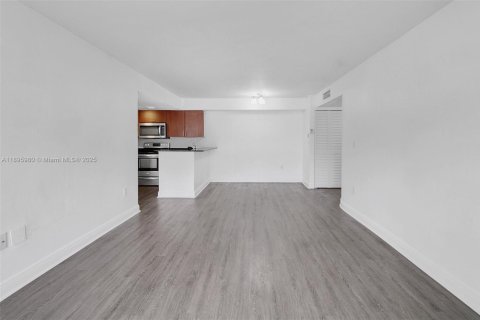 Condominio en venta en Hialeah, Florida, 2 dormitorios, 90.67 m2 № 1952026 - foto 9