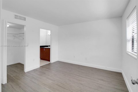 Condominio en venta en Hialeah, Florida, 2 dormitorios, 90.67 m2 № 1952026 - foto 17