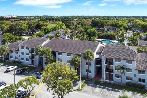 Condominio en venta en Hialeah, Florida, 2 dormitorios, 90.67 m2 № 1952026 - foto 2