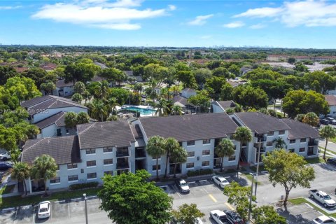 Condominio en venta en Hialeah, Florida, 2 dormitorios, 90.67 m2 № 1952026 - foto 3