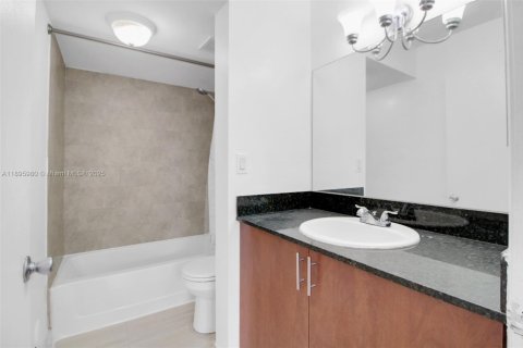Condominio en venta en Hialeah, Florida, 2 dormitorios, 90.67 m2 № 1952026 - foto 19