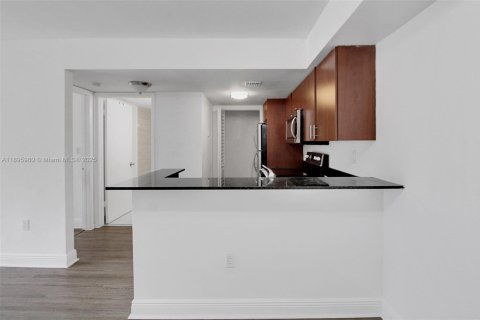 Condominio en venta en Hialeah, Florida, 2 dormitorios, 90.67 m2 № 1952026 - foto 11