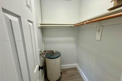 Commercial property in Fort Lauderdale, Florida 196.86 sq.m. № 1978676 - photo 10