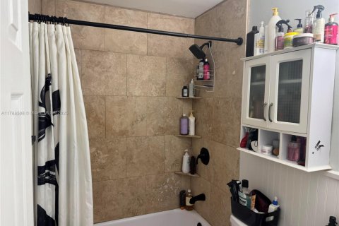 Commercial property in Fort Lauderdale, Florida 196.86 sq.m. № 1978676 - photo 13