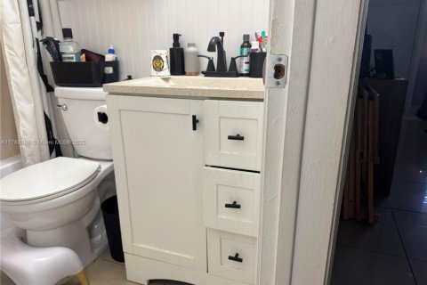 Commercial property in Fort Lauderdale, Florida 196.86 sq.m. № 1978676 - photo 12