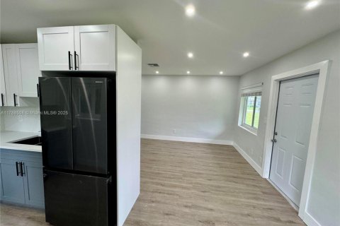 Commercial property in Fort Lauderdale, Florida 196.86 sq.m. № 1978676 - photo 11