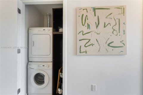 Купить кондоминиум в Майами, Флорида 2 спальни, 109.72м2, № 2037652 - фото 25