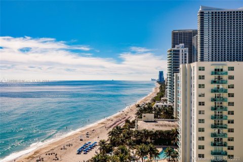 Condominio en alquiler en Hollywood, Florida, 2 dormitorios, 115.94 m2 № 1978945 - foto 2