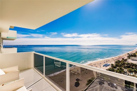 Condominio en alquiler en Hollywood, Florida, 2 dormitorios, 115.94 m2 № 1978945 - foto 1