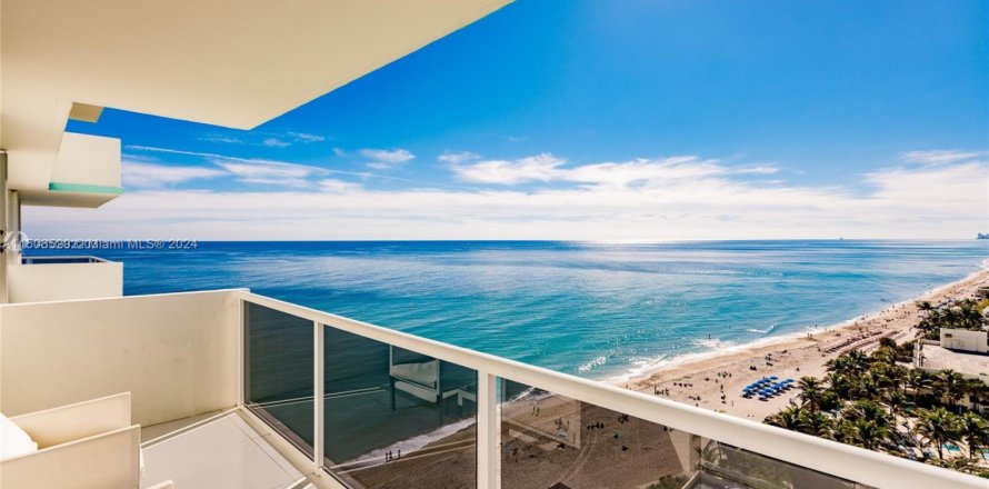 Condominio en Hollywood, Florida, 2 dormitorios  № 1978945