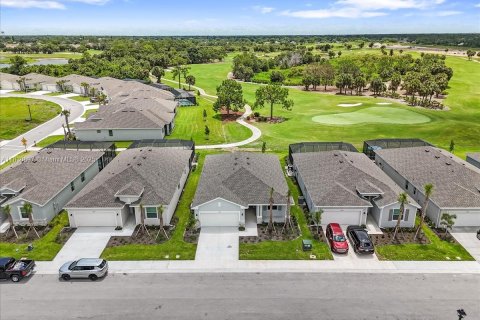 House in Lehigh Acres, Florida 3 bedrooms № 2012752 - photo 2