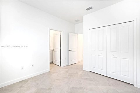 House in Lehigh Acres, Florida 3 bedrooms № 2012752 - photo 10