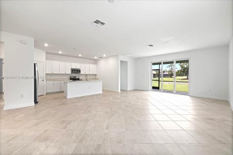 House in Lehigh Acres, Florida 3 bedrooms № 2012752 - photo 3