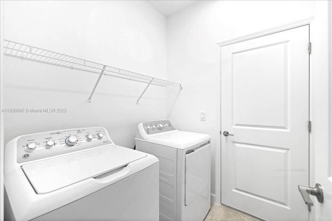 House in Lehigh Acres, Florida 3 bedrooms № 2012752 - photo 9