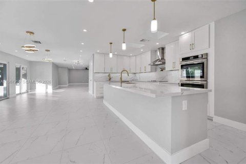 House in Coral Springs, Florida 6 bedrooms № 2050338 - photo 8