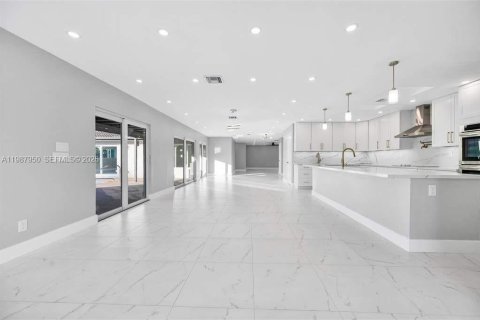 House in Coral Springs, Florida 6 bedrooms № 2050338 - photo 2