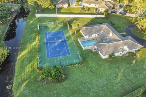 House in Coral Springs, Florida 6 bedrooms № 2050338