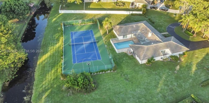 House in Coral Springs, Florida 6 bedrooms № 2050338