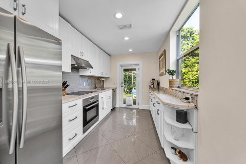 House in Coral Gables, Florida 3 bedrooms, 133.69 sq.m. № 1893031 - photo 11