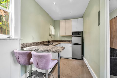 House in Coral Gables, Florida 3 bedrooms, 133.69 sq.m. № 1893031 - photo 21