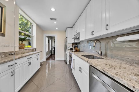 House in Coral Gables, Florida 3 bedrooms, 133.69 sq.m. № 1893031 - photo 12