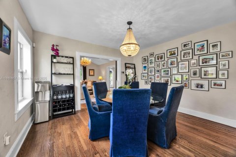 House in Coral Gables, Florida 3 bedrooms, 133.69 sq.m. № 1893031 - photo 7