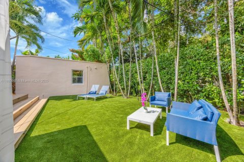 House in Coral Gables, Florida 3 bedrooms, 133.69 sq.m. № 1893031 - photo 25