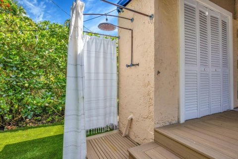 House in Coral Gables, Florida 3 bedrooms, 133.69 sq.m. № 1893031 - photo 30