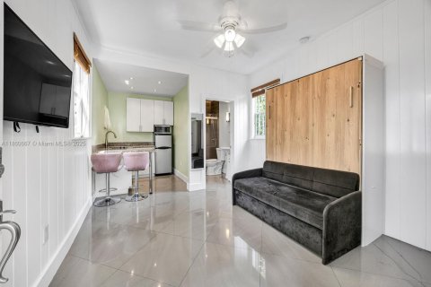 House in Coral Gables, Florida 3 bedrooms, 133.69 sq.m. № 1893031 - photo 19