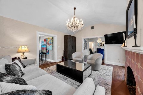 House in Coral Gables, Florida 3 bedrooms, 133.69 sq.m. № 1893031 - photo 9