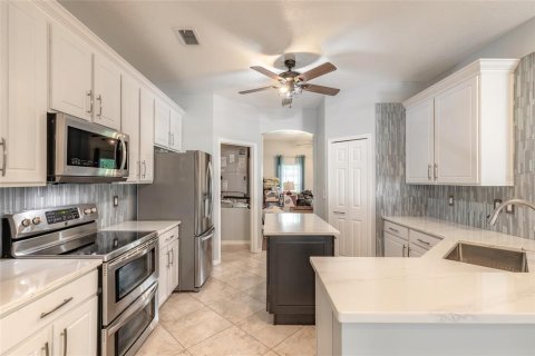 House in Edgewater, Florida 4 bedrooms, 206.06 sq.m. № 2430386 - photo 9