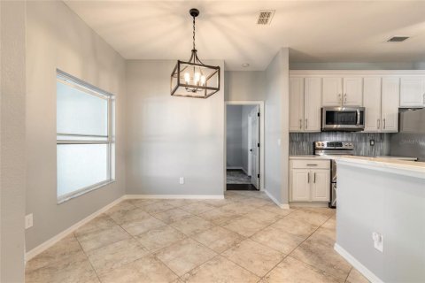 House in Edgewater, Florida 4 bedrooms, 206.06 sq.m. № 2430386 - photo 11