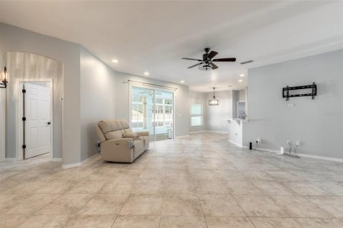 House in Edgewater, Florida 4 bedrooms, 206.06 sq.m. № 2430386 - photo 15