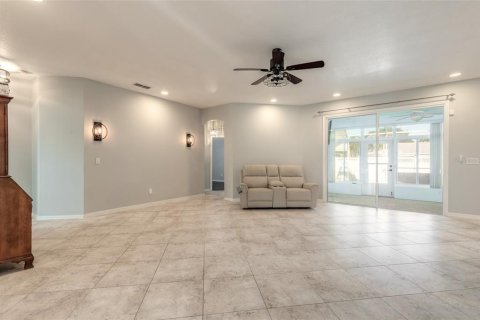 House in Edgewater, Florida 4 bedrooms, 206.06 sq.m. № 2430386 - photo 14