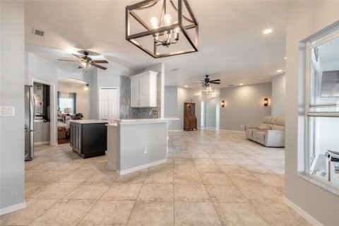 House in Edgewater, Florida 4 bedrooms, 206.06 sq.m. № 2430386 - photo 12