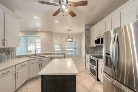 House in Edgewater, Florida 4 bedrooms, 206.06 sq.m. № 2430386 - photo 10
