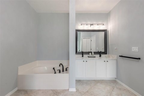 House in Edgewater, Florida 4 bedrooms, 206.06 sq.m. № 2430386 - photo 20