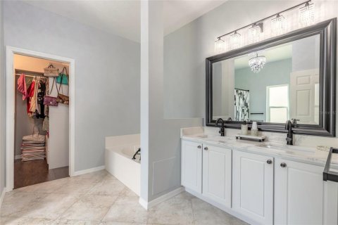 House in Edgewater, Florida 4 bedrooms, 206.06 sq.m. № 2430386 - photo 19