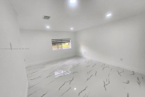 Casa en venta en Homestead, Florida, 5 dormitorios, 229 m2 № 1965857 - foto 18