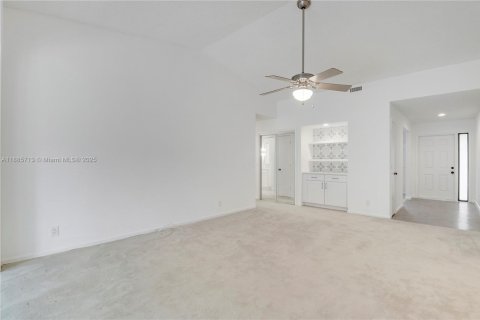 Купить виллу или дом в Палм Сити, Флорида 7 комнат, 143.26м2, № 1942181 - фото 13