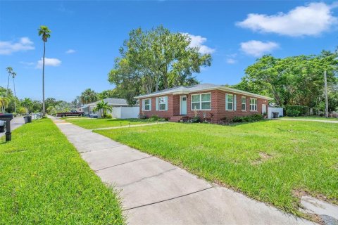 House in Gulfport, Florida 3 bedrooms, 100.98 sq.m. № 1777542 - photo 2