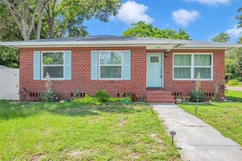 House in Gulfport, Florida 3 bedrooms, 100.98 sq.m. № 1777542 - photo 1