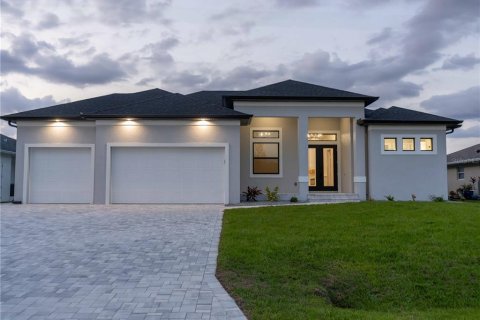 House in Port Charlotte, Florida 3 bedrooms, 201.6 sq.m. № 1673143 - photo 1