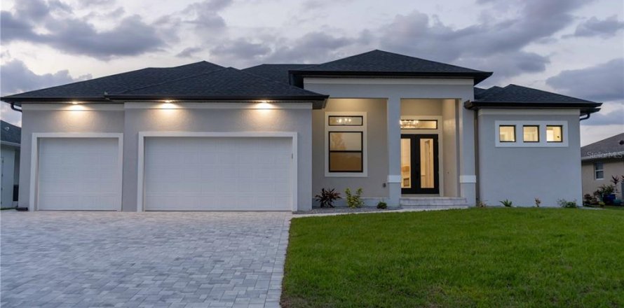 House in Port Charlotte, Florida 3 bedrooms, 201.6 sq.m. № 1673143