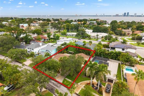House in Tampa, Florida 4 bedrooms, 292.74 sq.m. № 2287358